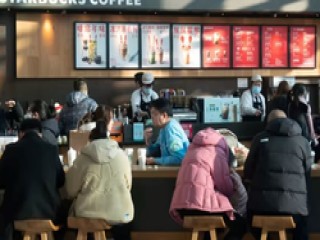 Cơn đau đầu của Starbucks: Khách hàng chỉ 'tự thưởng' ly cà phê giá 100.000 đồng 1 lần/tuần, chịu thua trước những chuỗi bán giá 17.000 đồng/ly