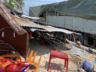 Ba người bị thương trong vụ tai nạn xe tải tông vào nhà dân