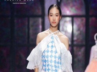 Người mẫu Quỳnh Trang hóa nàng thơ trong show "Nắng pha lê"
