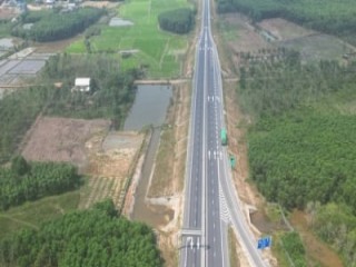 Đề xuất cấm xe khách, xe tải nặng vào cao tốc Cam Lộ - La Sơn