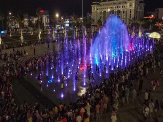 Ảnh: Sàn nhạc nước "khủng" ở Đà Nẵng thu hút ngàn người xem mỗi tối dù mới thử nghiệm