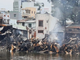 Hiện trường tan hoang sau vụ cháy dãy nhà ven kênh Tàu Hủ