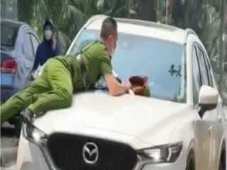 Hà Nội: Truy tìm tài xế Mazda hất công an lên nắp capo