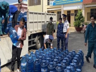 Cảnh sát biển hỗ trợ nước uống cho nhân dân vùng hạn mặn