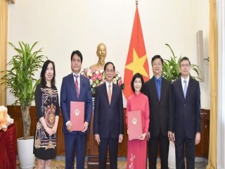 Bộ trưởng Ngoại giao Bùi Thanh Sơn bổ nhiệm hai Tổng Lãnh sự Việt Nam ở nước ngoài
