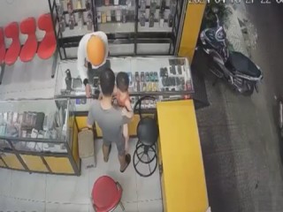 Quảng Nam: Chủ cửa hàng đang bế con tóm gọn tên cướp điện thoại