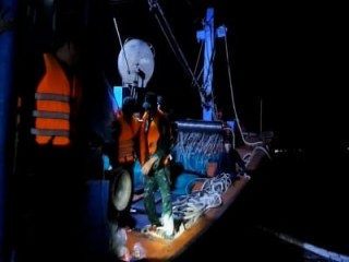 Phát hiện tàu giã cào khai thác thủy sản trái phép trên vịnh Lăng Cô